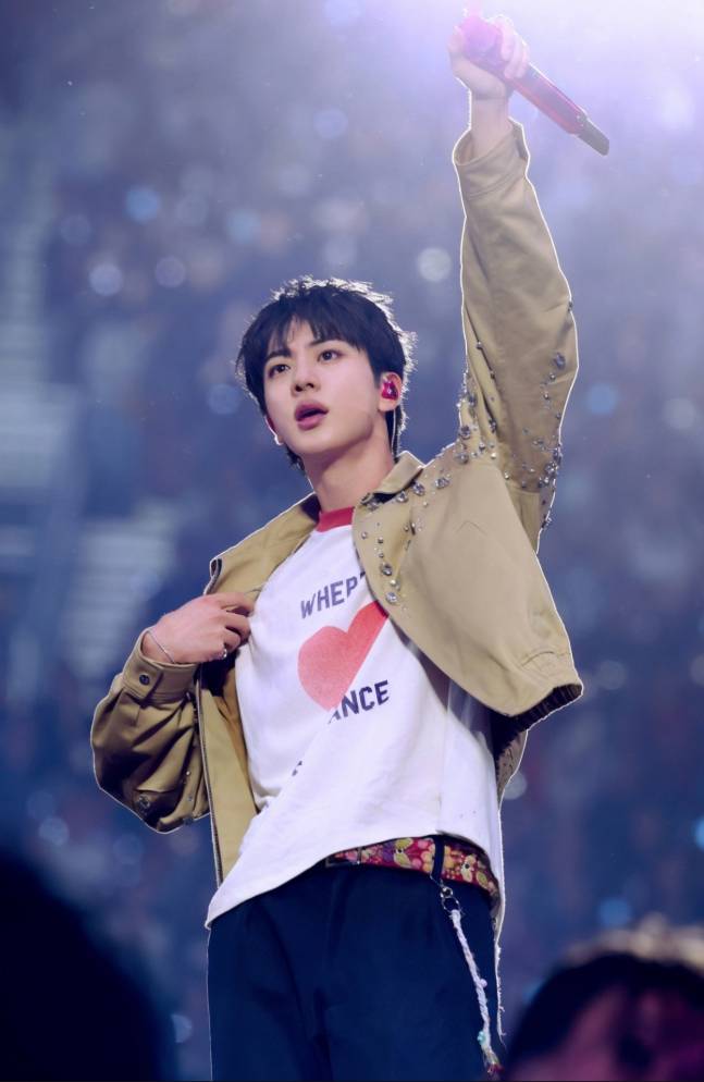 "새벽 2시 홍대 노래방 같았다"…요즘 美 언론이 BTS 공연을 리뷰하는 방법[K-EYES]