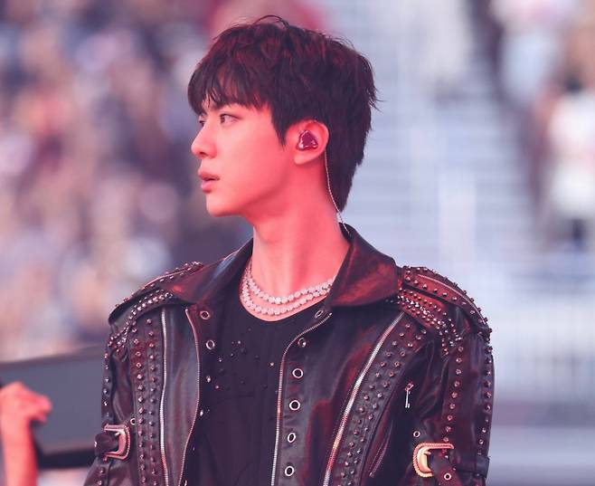 '미의 남신' 방탄소년단 진, 스탠퍼드 공연 열광 속 빛난 '세이렌'..티셔츠도 바로 품절