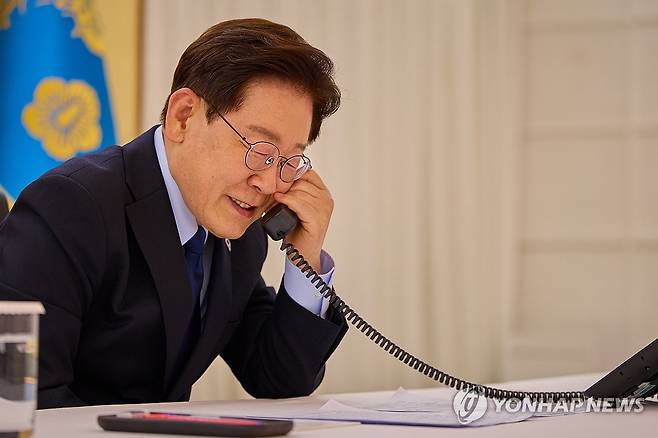 이재명 대통령, 트럼프 대통령과 통화 (서울=연합뉴스) 이재명 대통령이 17일 청와대에서 도널드 트럼프 미국 대통령과 통화하고 있다. 2026.5.17 [청와대 제공. 재판매 및 DB 금지] photo@yna.co.kr