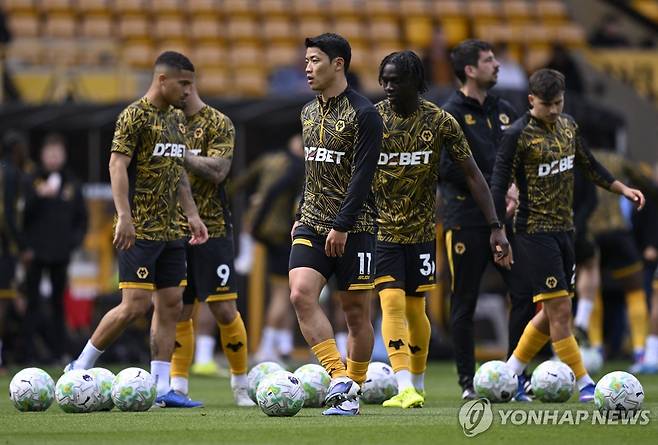 풀럼전 준비하는 울버햄프턴 황희찬(가운데), [로이터=연합뉴스]
