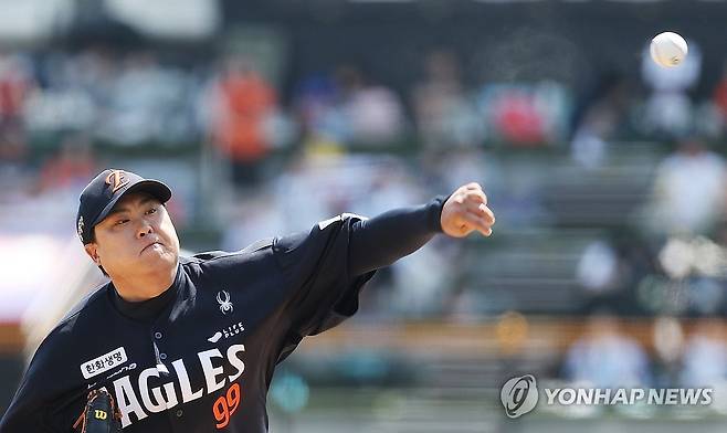 역투하는 류현진 (수원=연합뉴스) 신준희 기자 = 17일 수원 kt위즈파크에서 열린 프로야구 kt와 한화의 경기.      한화 선발투수 류현진이 역투하고 있다. 2026.5.17 hama@yna.co.kr