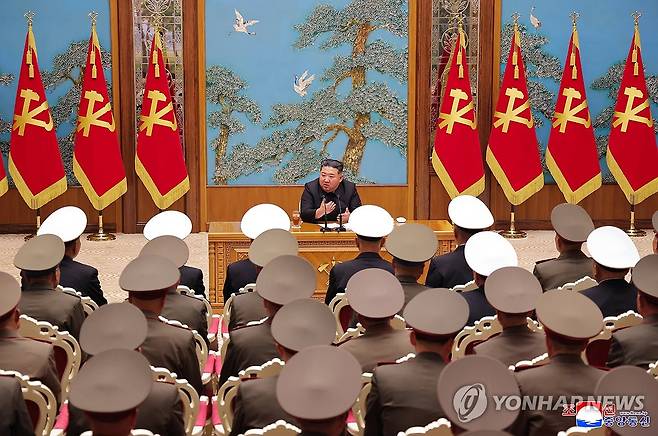 김정은 전군 사·여단장 회의…"남부국경 최전선부대 강화" (평양 조선중앙통신=연합뉴스) 북한 조선중앙통신은 "경애하는 김정은 동지께서 5월 17일 전군의 사,려단 지휘관들의 회합을 소집하시고 그들을 만나시였다"고 18일 보도했다. 2026.5.18 
    [국내에서만 사용가능. 재배포 금지. For Use Only in the Republic of Korea. No Redistribution] nkphoto@yna.co.kr