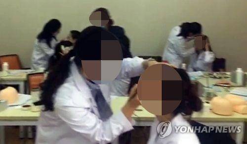 무허가 성형시술 교습하는 사무장병원 경찰에 적발된 제주 '사무장 병원'에서 중국인 교습생을 대상으로 성형시술 교습을 하는 장면
[연합뉴스 자료사진]