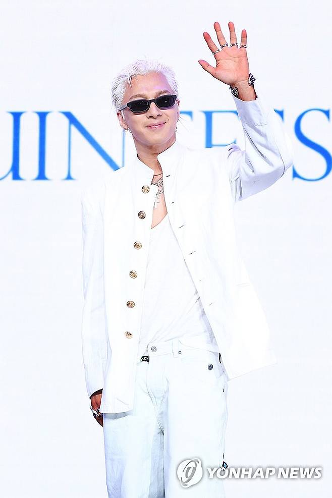 태양, 멋진 인사 (서울=연합뉴스) 진연수 기자 = 가수 태양이 18일 오후 서울 마포구 큐브컨벤션센터에서 열린 솔로 정규 4집 '퀸테센스'(QUINTESSENCE) 발매 기념 음감회에서 포즈를 취하고 있다. 2026.5.18 jin90@yna.co.kr
