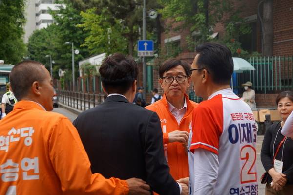 이재호 연수구청장 후보가 19일 개혁신당 이준석 대표를 찾아와 인사를 나누고 있다. 2026.05.19 [사진 = 이장원 기자]&nbsp;