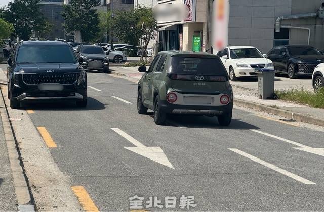 19일 전주 서부신시가지의 한 일방통행로에서 차량이 역주행하고 있다. /이상구 기자