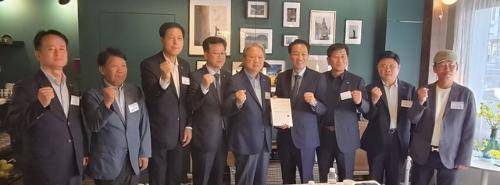 ◇중소기업중앙회가 지방선거를 앞두고 선정한 ‘중소기업이 이끄는 지방주도성장’을 위한 강원지역 특화과제 선정했다. 사진은 우상호 도지사 후보와의 정책 전달식 모습.