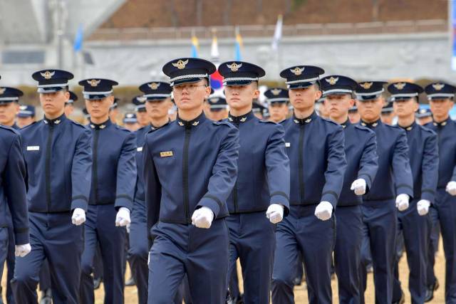 지난 2월 27일 공군사관학교 성무연병장에서 성무기초훈련을 수료한 신입생 212명을 대상으로 입학식이 거행됐다. 공사 제공