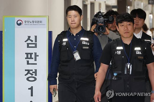 삼성그룹 초기업노동조합 삼성전자지부 최승호 위원장이 총파업 예고 시점을 이틀 앞둔 19일 정부세종청사 중앙노동위원회에서 열린 2차 사후조정 2일차 회의에 참석하고 있다. /연합뉴스