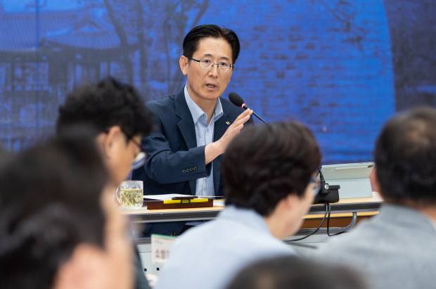 황명석 경북도지사 권한대행이 19일 도청 화백당에서 핵심 성장인프라 추진상황 점검회의를 주재하고 있다. 경북도 제공