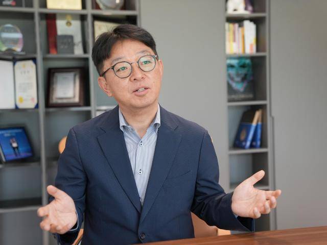 김건수 큐로셀 대표가 아주경제와 인터뷰에서 국산 1호 키메라 항원 수용체 T세포(CAR-T)치료제 '림카토주'에 대해 설명하고 있다.[사진=박보람 기자]