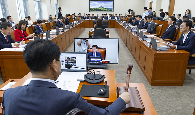 ▲김정호 국회 기후에너지환경노동위원회 위원장이 19일 국회에서 열린 전체회의에서 신에너지 및 재생에너지 개발·이용·보급 촉진법 일부개정법률안 등 상정 법안을 처리하고 있다. 사진= 연합뉴스