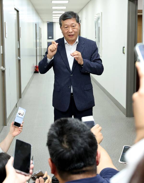 박수근&nbsp;중앙노동위원장이 19일 정부세종청사 중앙노동위원회에서 열린 삼성전자 2차 사후조정 2일차 회의 도중 가진 휴게시간에 취재진의 질문에 답하고 있다. [사진=연합]