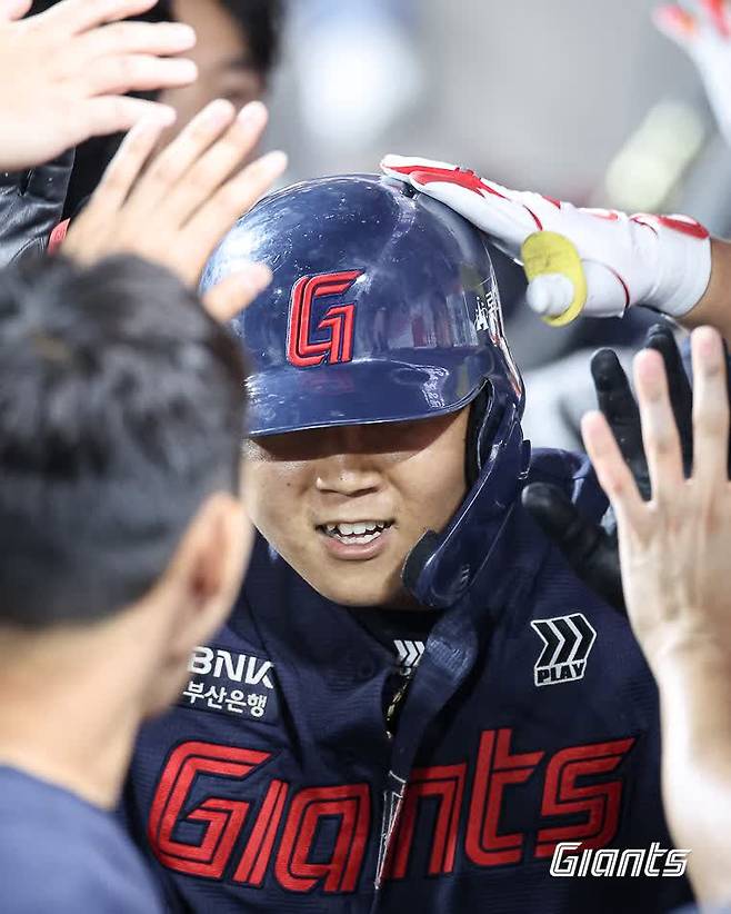 롯데자이언츠 한동희가 3경기 연속 홈런을 때린 뒤 더그아웃에서 동료들로부터 축하를 받고 있다. 사진=롯뎆데자이언츠