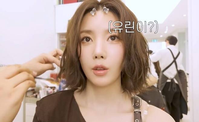 권은비가 머리색과 함께 눈썹 염색으로 세련된 분위기를 자아냈다. 사진=권은비 유튜브 영상 캡처