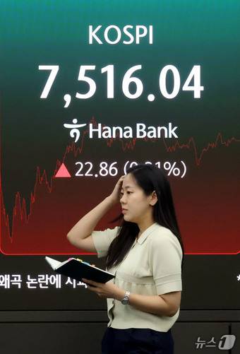 코스피가 극심한 변동성 끝에 7500선을 회복한 18일 오후 서울 중구 하나은행 딜링룸 현황판에 전장대비 22.86포인트(0.31%) 상승한 7,516.04를 나타내고 있다. 2026.5.18 ⓒ 뉴스1 이광호 기자