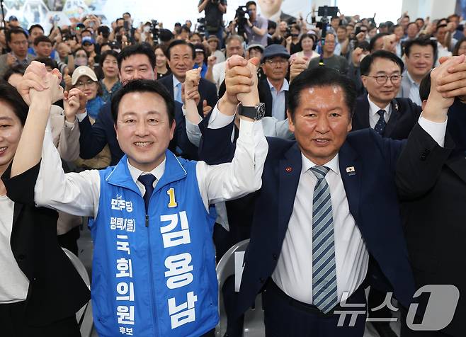 김용남 더불어민주당 경기 팽택을 국회의원 후보가 16일 경기 평택시 안중읍 선거사무소에서 열린 개소식에서 정청래 대표 및 지지자들과 함께 기념촬영을 하고 있다. 2026.5.16 ⓒ 뉴스1 김영운 기자