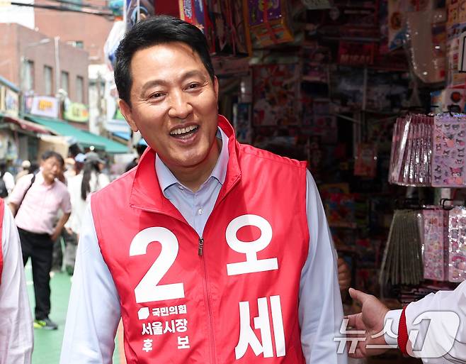 오세훈 국민의힘 서울시장 후보가 19일 오전 서울 종로구 창신동 문구완구거리에서 열린 '오세훈과 함께 걸어요'에서 시민들과 인사를 나누고 있다. 2026.5.19 ⓒ 뉴스1 임지훈 인턴기자