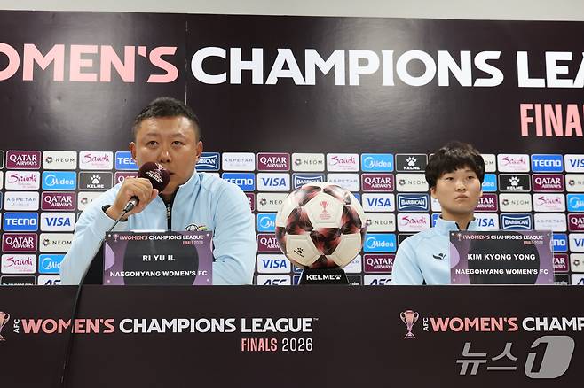 리유일 북한 내고향여자축구단 감독이 19일 경기 수원시 수원종합운동장에서 열린 2025~2026시즌 아시아축구연맹(AFC) 여자 챔피언스리그(AWCL) 4강전 기자회견에서 발언하고 있다. (공동취재) 2026.5.19 ⓒ 뉴스1 김영운 기자