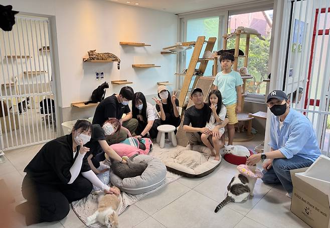 지난 17일 서울 용산구 나비야사랑해 보호소에서 봉사활동에 참여한 SD동물의료센터 의료진 및 관계자들이 기념 사진을 찍고 있다(병원 제공). ⓒ 뉴스1