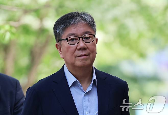 김대기 전 대통령 비서실장이 15일 오전 윤석열 정부의 대통령실 및 관저 이전 특혜 의혹 관련 피의자 조사를 받기 위해 경기 과천 2차 종합특검 사무실로 출석하고 있다. 2026.5.15 ⓒ 뉴스1 오대일 기자