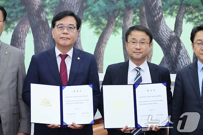 한병도 더불어민주당 원내대표와 송언석 국민의힘 원내대표가 19일 서울 여의도 국회에서 국회의장단 선출 관련 합의문을 공개하고 있다. ⓒ 뉴스1 신웅수 기자
