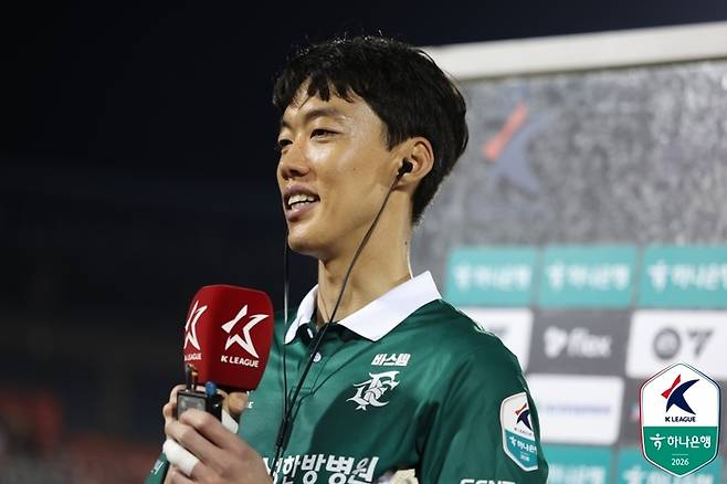 부천 김형근이 13일 전북전이 끝난 뒤 방송사 인터뷰하고 있다. 사진 | 한국프로축구연맹