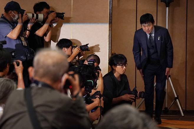 Japan's national football team head coach Hajime Moriyasu (R) bows to the media as he leaves after a press conference to officially announce the members of Japan's 2026 World Cup squad at a hotel in Tokyo on May 15, 2026. (Photo by Kazuhiro NOGI / AFP)
<저작권자(c) 연합뉴스, 무단 전재-재배포, AI 학습 및 활용 금지>