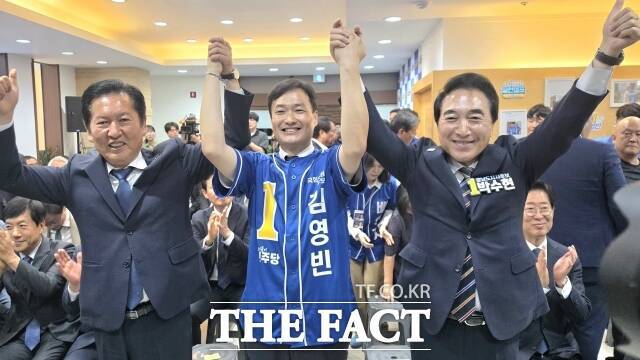 정청래 더불어민주당 대표(왼쪽)가 19일 김영빈 국회의원 후보(가운데), 박수현 충남도지사후보와 함께 필승을 외치고 있다. /김형중 기자