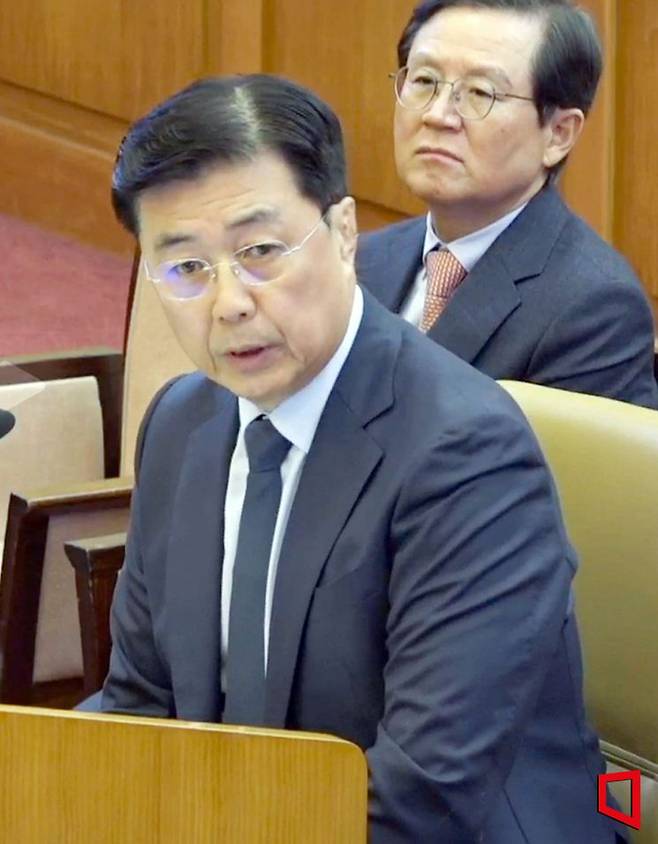 홍장원 전 국가정보원 제1차장이 지난해 2월 4일 서울 종로구 헌법재판소에서 열린 윤석열 대통령 탄핵심판 5차 변론기일에 증인으로 출석해 발언하고 있다.  헌법재판소 제공
