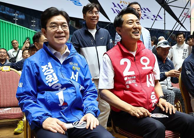 16일 서울 송파구 잠실실내체육관에서 열린 2026 서울시민체육대축전에 참석한 정원오 더불어민주당 서울시장 후보(왼쪽)와 오세훈 국민의힘 서울시장 후보(오른쪽)가 착석해 있다./뉴스1