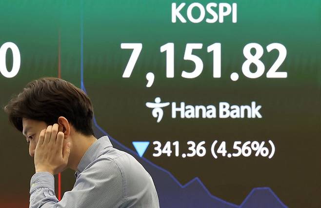 지난 18일 오전 서울 중구 하나은행 딜링룸에서 딜러들이 업무를 하고 있다.   뉴시스