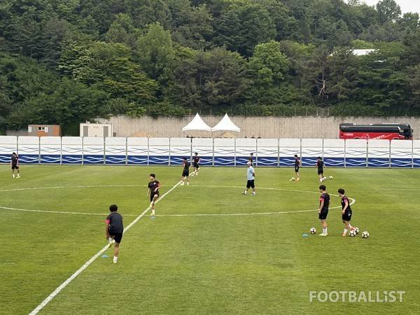 공개훈련 중인 내고향여자축구단. 김진혁 기자