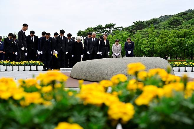 지난해 5월23일 노무현 전 대통령 추도식을 마친 뒤 유족과 문재인 전 대통령 부부 등이 고인의 묘역에 참배하고 있다. 노무현재단 제공