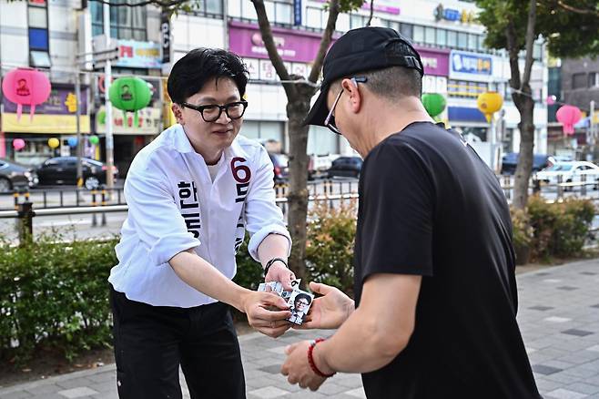 한동훈 무소속 후보가 17일 부산 북구 덕천동 거리에서 시민과 인사하고 있다. 부산=정다빈 기자