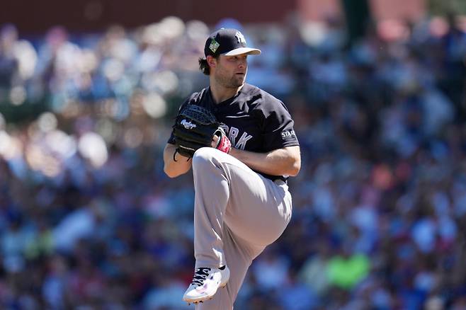 <yonhap photo-2581=""> New York Yankees starting pitcher Gerrit Cole throws against the Chicago Cubs during the first inning of a spring training baseball game, Tuesday, March 24, 2026, in Mesa, Ariz. (AP Photo/Ross D. Franklin)/2026-03-25 06:41:18/ <저작권자 ⓒ 1980~2026 ㈜연합뉴스. 무단 전재 재배포 금지, AI 학습 및 활용 금지></yonhap>