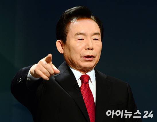 이인제 전 최고위원이 지난 2017년 서울 양천구 목동SBS에서 진행된 자유한국당 대선후보 TV토론회 리허설을 하고 있다.  [사진=아이뉴스24포토DB]