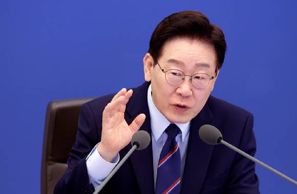 이재명 대통령이 지난 12일 청와대에서 열린 국무회의 겸 비상경제점검회의에서 발언하고 있다.  [사진=연합뉴스]