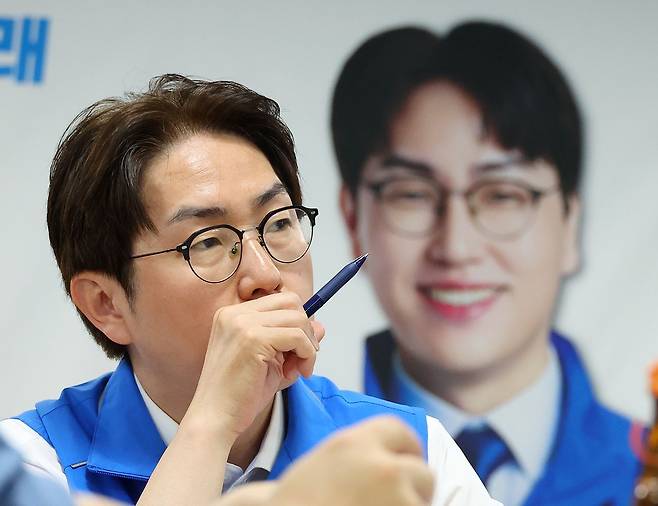 하정우 더불어민주당 부산 북구갑 국회의원 보궐선거 후보가 19일 오전 부산 북구 선거사무소에서 부산 AI기업 간담회를 갖고 있다. 연합뉴스