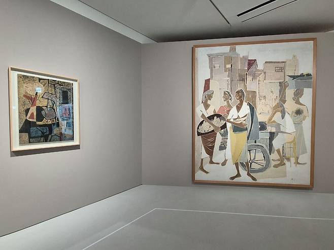 '코리아 포커스' 섹션에 걸린 이신자의 '회고'(왼쪽)와 박래현의 '노점'(1956). 권근영 기자