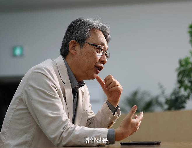 김성식 국민경제자문회의 부의장이 지난 10일 서울 정동 경향신문 여다향에서 인터뷰하고 있다. 강윤중 기자