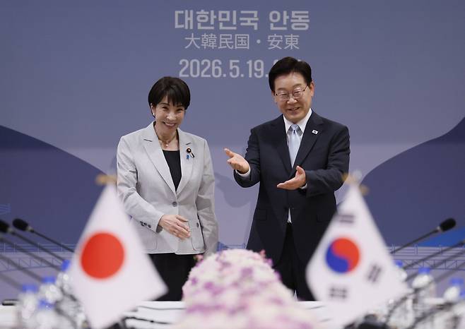 나라현 회담 4개월 만에 다시 만난 한·일 이재명 대통령이 19일 경북 안동의 한 호텔에서 정상회담을 열기 전 다카이치 사나에 일본 총리에게 자리를 안내하고 있다. 청와대사진기자단