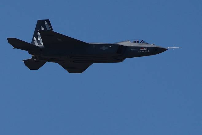 The KF-21 Boramae, the country's first homegrown fighter jet, flies over Seoul Airport in Seongnam, Gyeonggi, during a test flight in October 2023. [NEWS1]