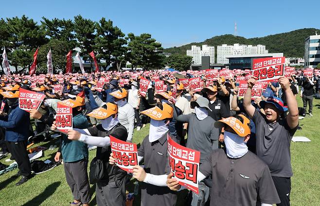 지난해 울산시 북구 현대자동차 울산공장 본관 앞에서 열린 현대차 노조의 총파업 결의대회에서 조합원들이 구호를 외치고 있다. 연합뉴스
