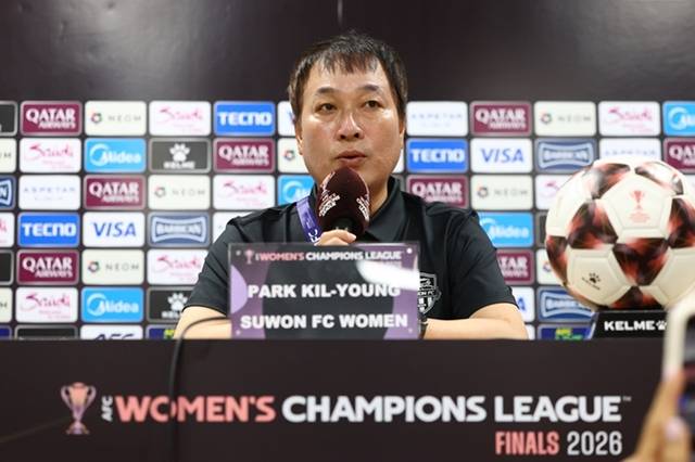 19일 수원종합운동장에서 열린 아시아축구연맹(AFC) 여자 챔피언스리그(AWCL) 4강 기자회견에서 수원FC 위민 박길영 감독이 취재진 질문에 답하고 있다. 연합뉴스