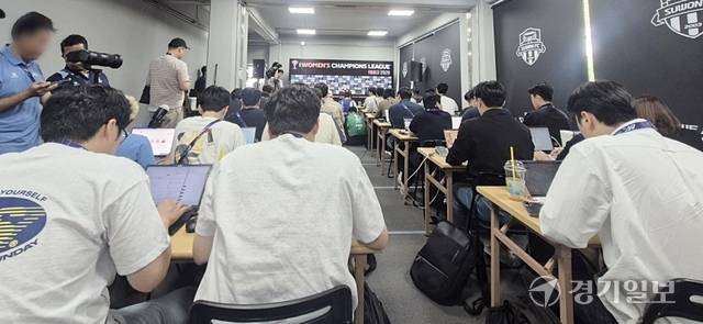 수원FC 위민과 북한 내고향여자축구단의 2025-2026 아시아축구연맹(AFC) 여자 챔피언스리그(AWCL) 준결승을 앞두고 19일 수원종합운동장내 기자회견장에 취재진이 북새통을 이뤘다. 임창만기자