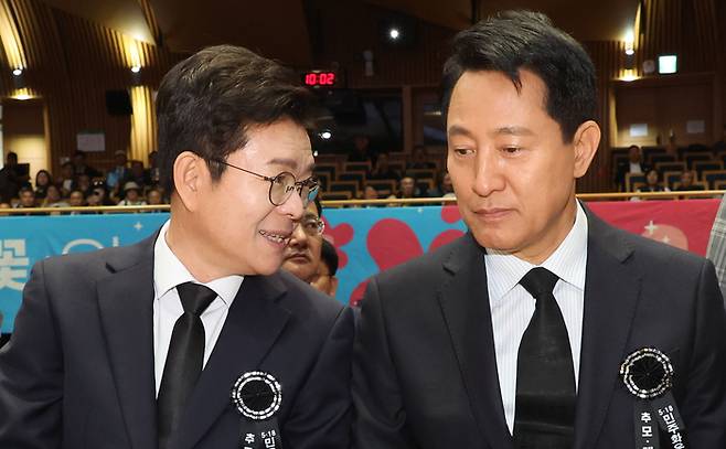 더불어민주당 정원오 서울시장 후보와 국민의힘 오세훈 서울시장 후보가 18일 서울시청 본관에서 열린 5ㆍ18민주화운동 제46주년 서울기념식에 참석한 모습. [이승환 기자]