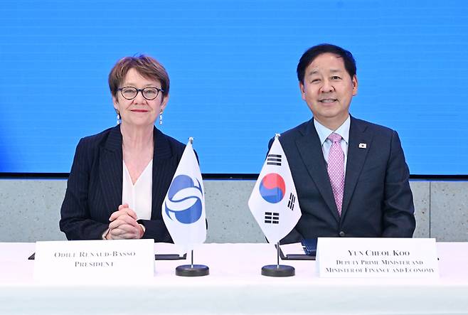 구윤철 부총리 겸 재정경제부 장관(오른쪽)이 18일(현지시간) 영국 런던 삼성 KX에서 오딜 르노-바소 유럽부흥은행 총재와 기념 촬영하고 있다.  [재정경제부]