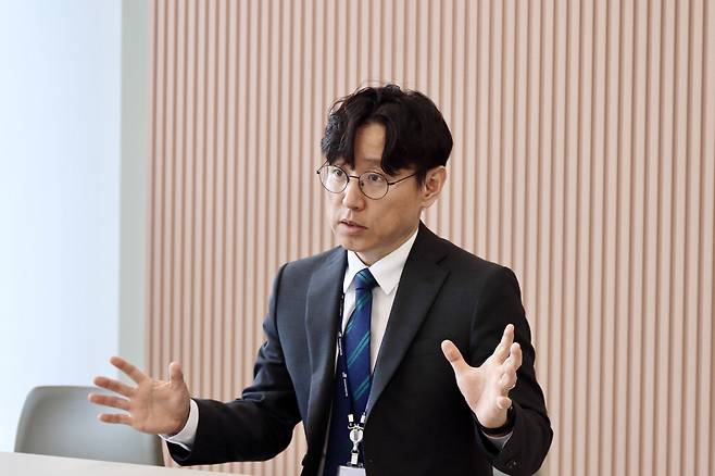 유용균 국가과학AI연구센터 운영단장이 매일경제 인터뷰에서 센터의 역할과 운영계획을 설명하고 있다.  국가과학기술연구회