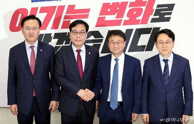 [서울=뉴시스] 조성봉 기자 = 한병도 더불어민주당 원내대표가 14일 오후 서울 여의도 국회에서 송언석 국민의힘 원내대표를 예방하며 악수를 하고 있다. 2026.05.14. suncho21@newsis.com /사진=조성봉